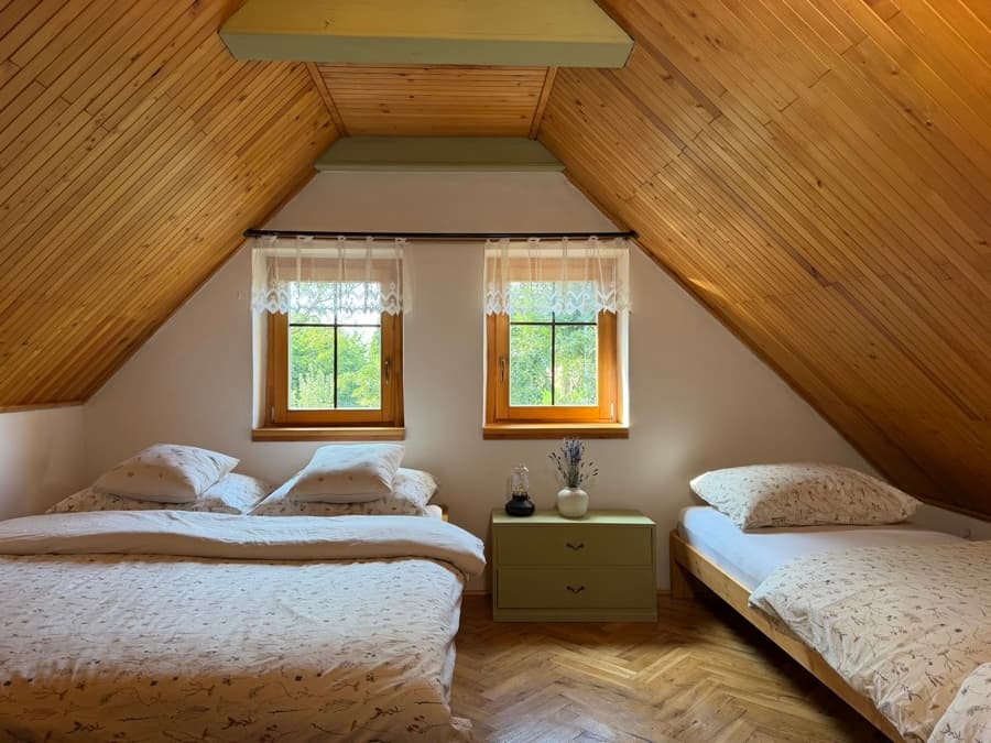 První podkrovní ložnice se čtyřmi lůžky