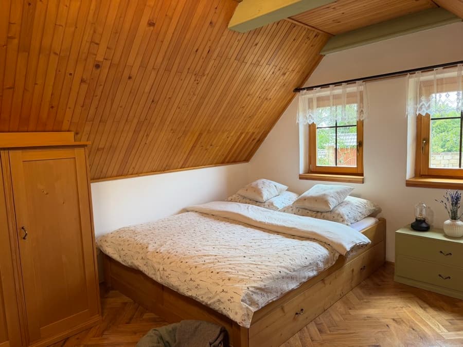 Manželská postel s novými matracemi v první ložnici