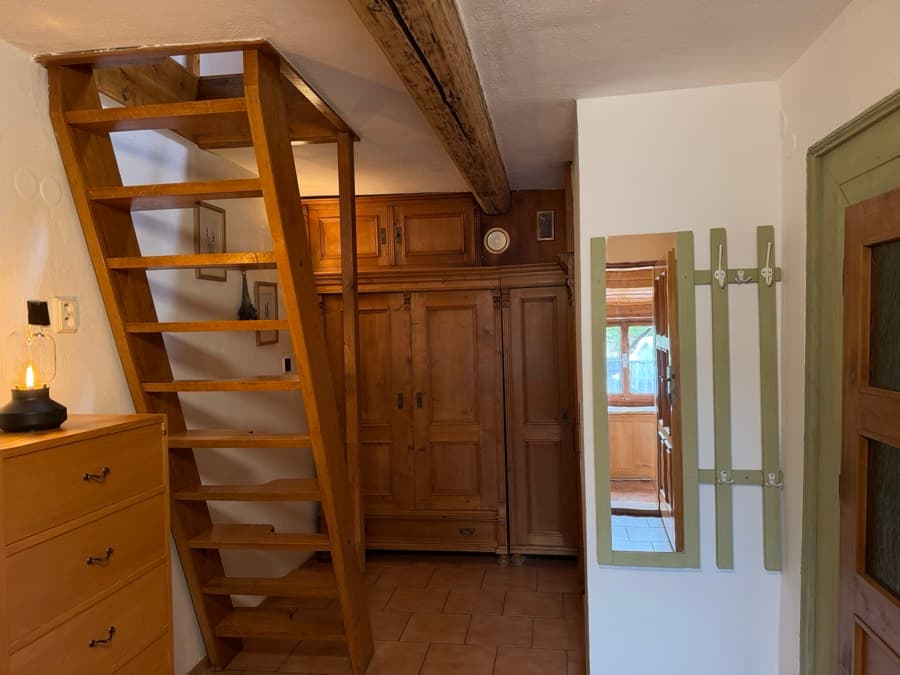 Schodiště s vykrojenými nášlapy do podkroví