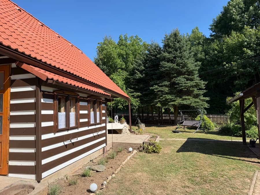 Zahrada u chalupy s výhledem do zeleně